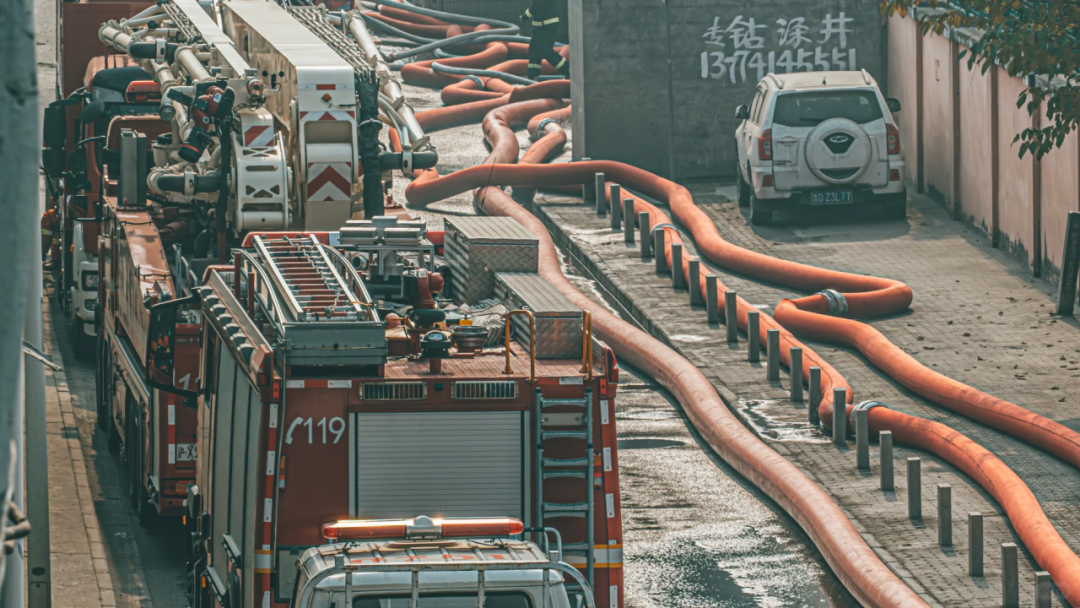 凌晨大火吞噬上海两万平冷库，行业安全警钟再响(图5)