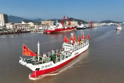 养殖鱼首次超过野生捕捞,全球海鲜产量创纪录达到1.882亿吨(图1) 养殖鱼首次超过野生捕捞,全球海鲜产量创纪录达到1.882亿吨(图1)