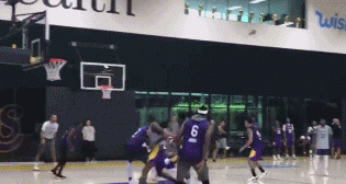 全队吓一跳!秃曼巴第1天训练就把詹姆斯撞倒了(图3)