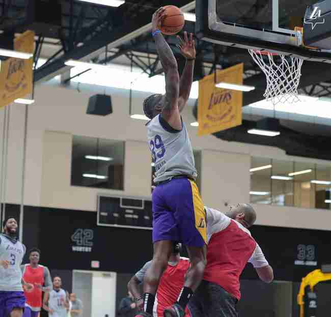 全队吓一跳!秃曼巴第1天训练就把詹姆斯撞倒了(图4)