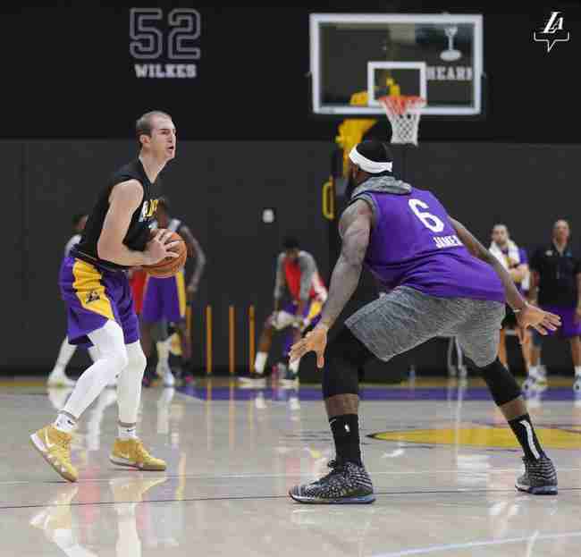 全队吓一跳!秃曼巴第1天训练就把詹姆斯撞倒了(图2)